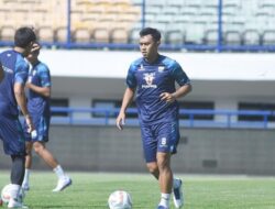 Persib Resmi Lepas Abdul Aziz ke Persis Solo